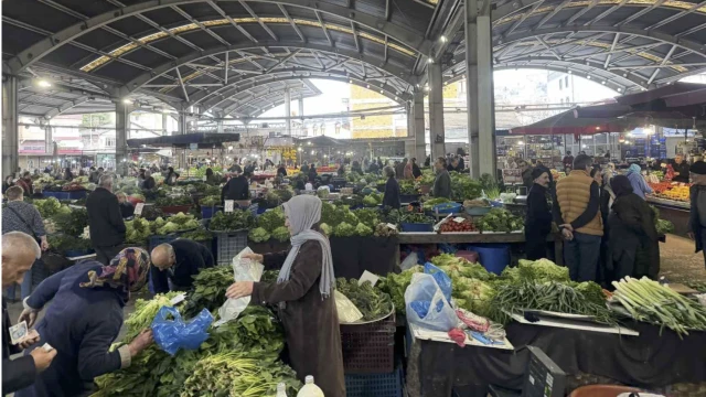Halk pazarında fiyatlar yükseldi
