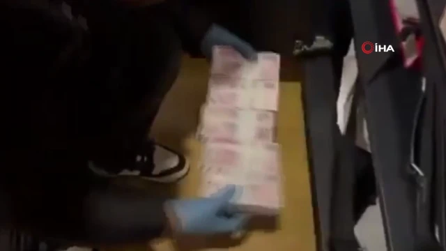 İBB soruşturmasında iki şüphelinin adreslerinde balya balya para bulundu