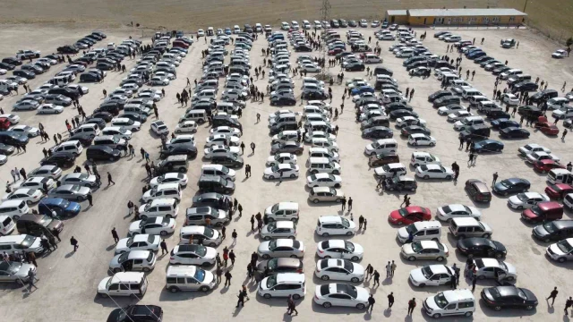 Van açık oto pazarında bayram öncesi yoğun ilgi gördü