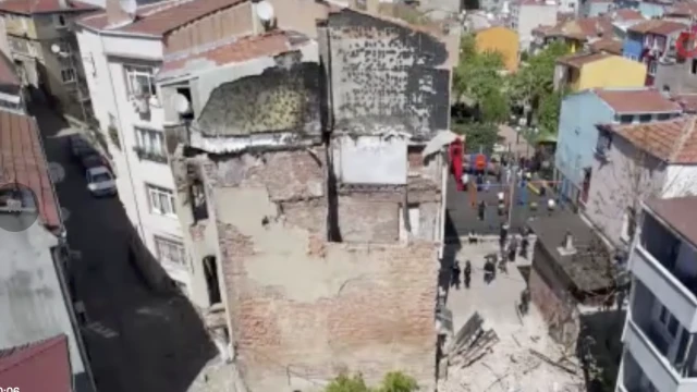 Fatih’te depremde hasar alan metruk bina yıkıldı