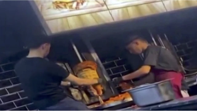  Pişmiş dönerin üzerine çiğ tavuk eklediler