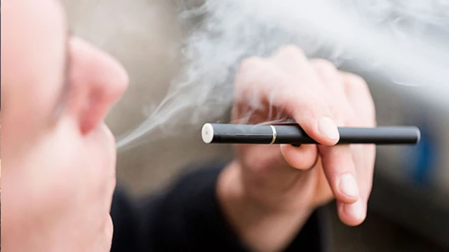 Elektronik sigara kullanan genç, "patlamış mısır" hastalığına yakalandı